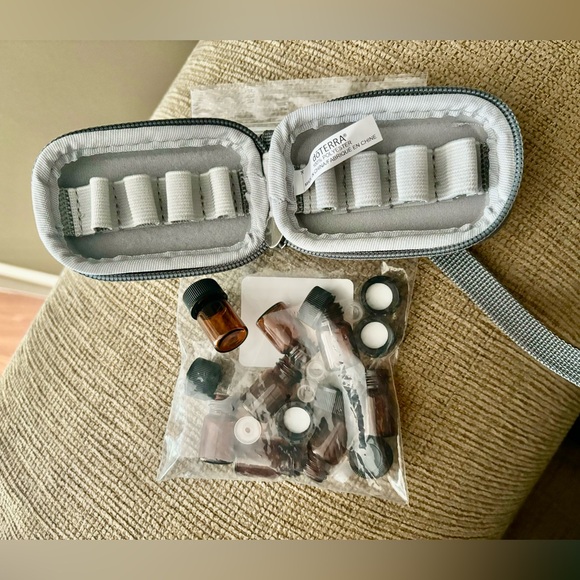 Essential Oil / sample bottles carry key chain bag, 8 empty bottle vials - Picture 2 of 3